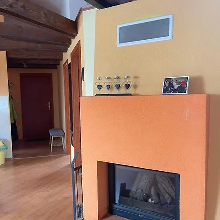 Podkrovny Attic 32 דירה