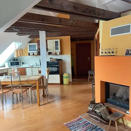 דירה Podkrovny Attic 32 *