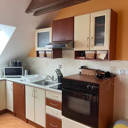 דירה Podkrovny Attic 32